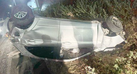 Imagem do carro capotado