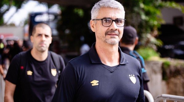 Imagem do executivo de futebol André Figueiredo em chegada da delegação do Sport