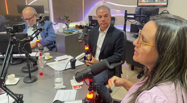 Debate na Rádio Jornal sobre a desburocratização do serviço público