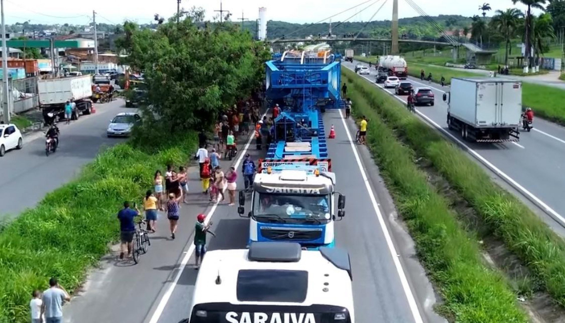 Operação para transporte de transformador gigante na BR-101 vira atração em cidades do Grande Recife