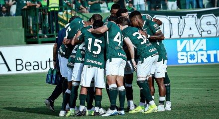 Jogadores do Goiás reunidos antes de jogo na Serrinha