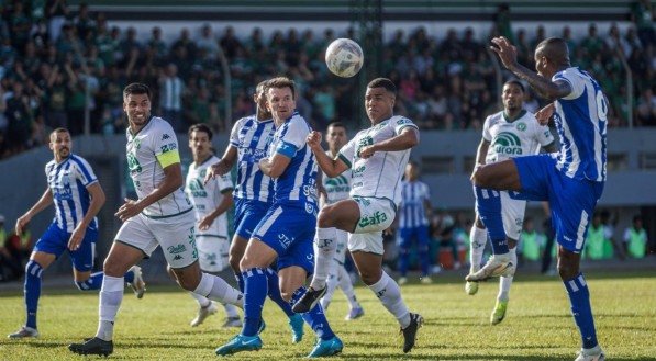 O Verdão reclama de um gol do Avaí validado, após longa análise e um pênalti não marcado, onde supostamente a bola bate no braço do lateral do rival.