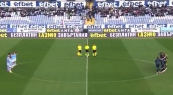 Jogadores do Arda Kardzhali e Levski Sofia reunidos para homenagem a Petko Gancev