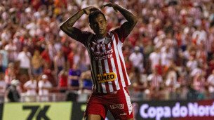 Atacante Vinícius em ação pelo Náutico nesta temporada