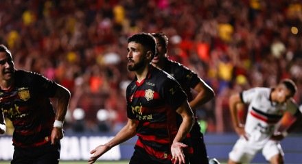 João Silva celebra gol marcado pelo Sport diante do Santa Cruz pela semifinal do Campeonato Pernambucano