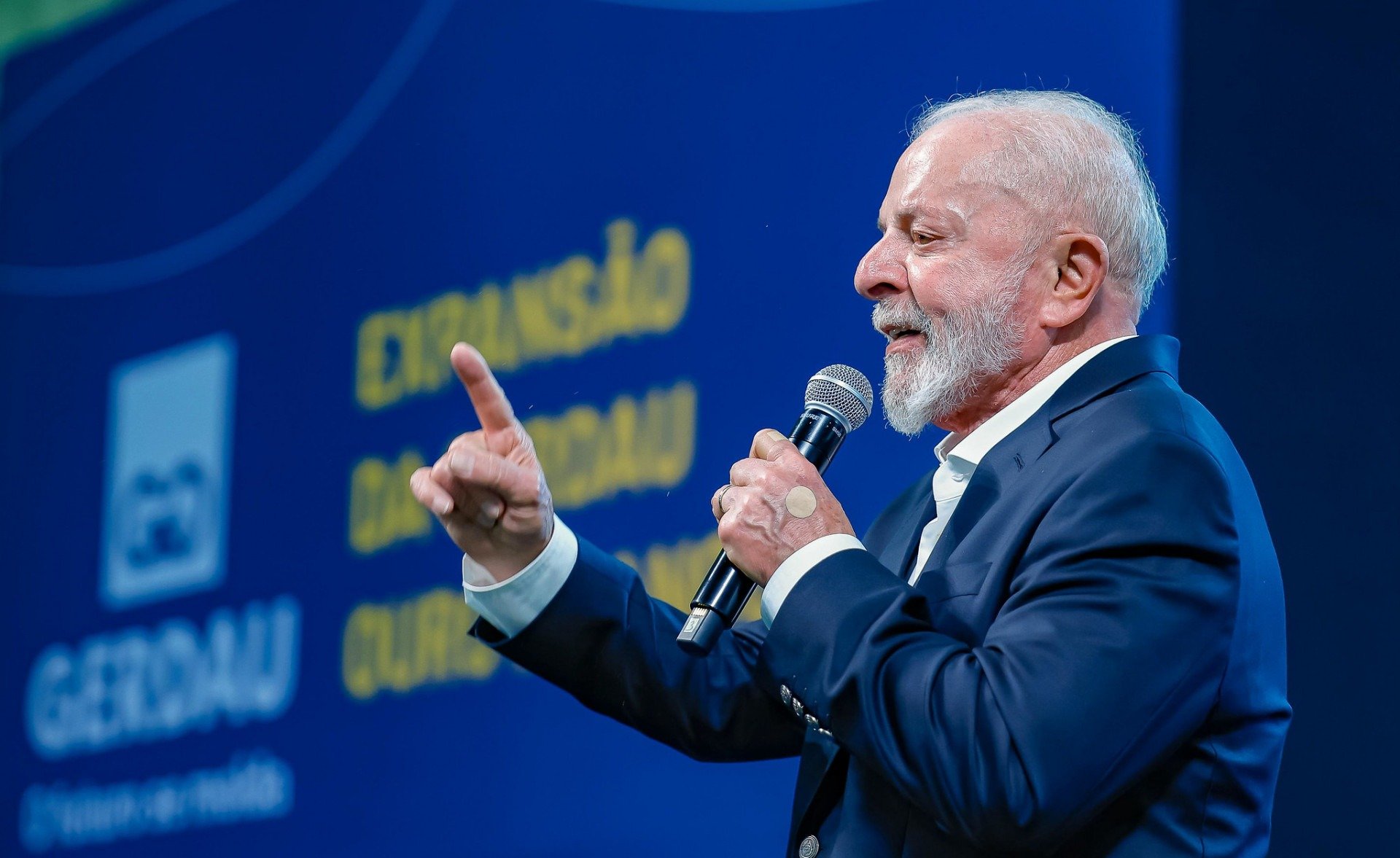 O governo Lula têm uma forte inclinação pelo consumo e pela abordagem das desigualdades através transferência de renda