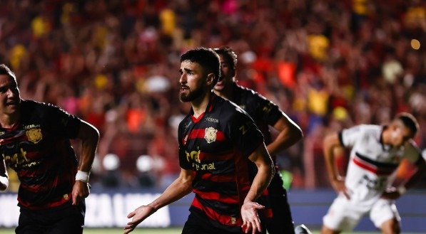 João Silva celebra gol marcado pelo Sport diante do Santa Cruz pela semifinal do Campeonato Pernambucano