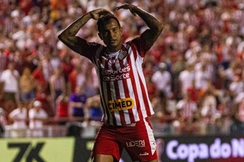 Atacante Vinícius em ação pelo Náutico nesta temporada