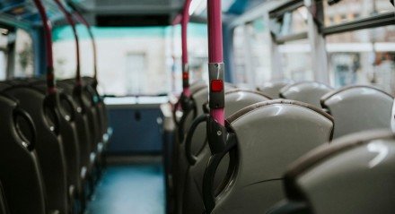 Imagem ilustrativa do interior de um ônibus 