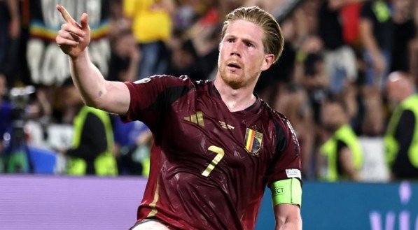 De Bruyne aponta para arquibancada após gol pela Bélgica