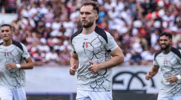 Lucas Bessa em aquecimento do elenco do Santa Cruz no estádio do Arruda