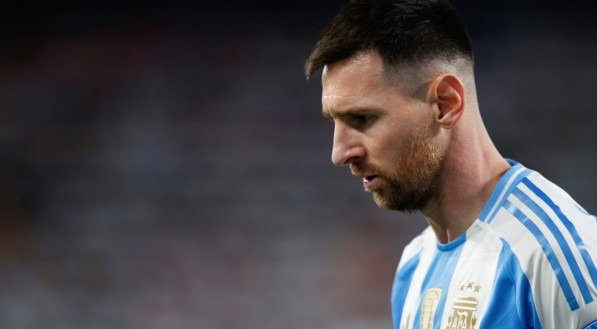 Messi cabisbaixo após lesão e ser cortado da convocação da Argentina