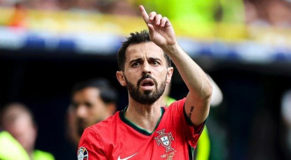 Bernardo Silva questionando falta em jogo de Portugal