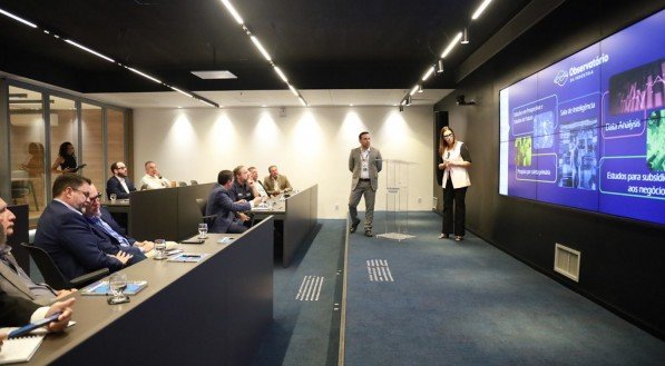 Técnicos do Senai PE apresentam o projeto ao ministro das Minas e Energia, Alexandre Silveira