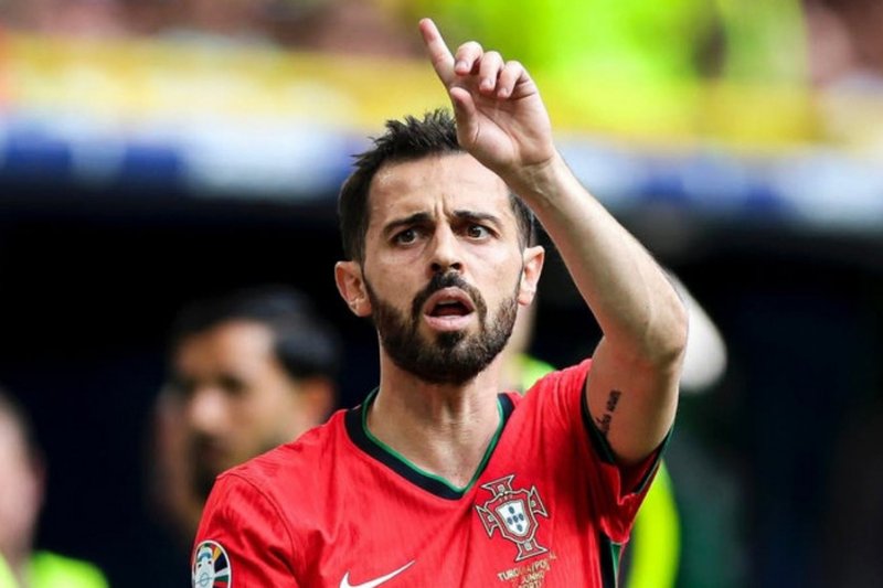 Bernardo Silva questionando falta em jogo de Portugal