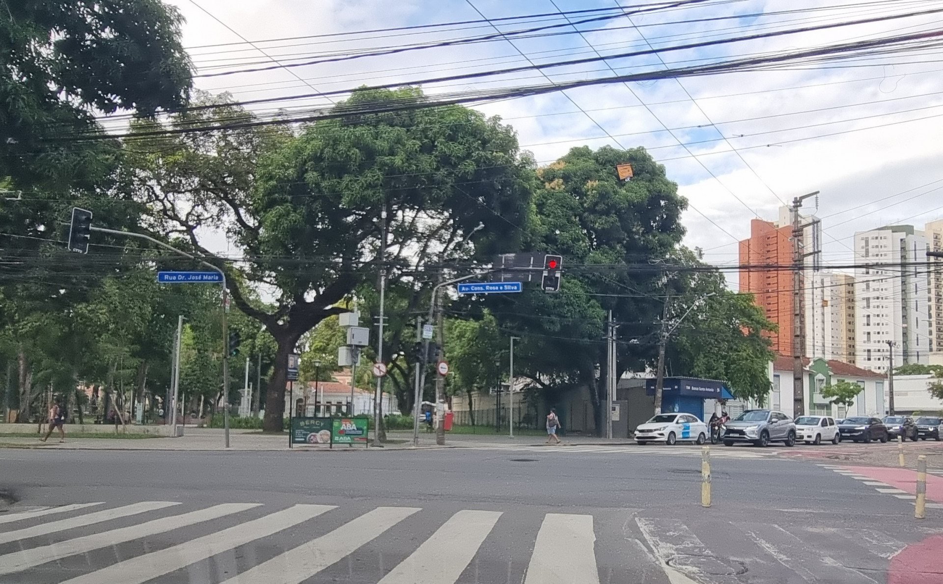 Semáforo confuso coloca motoristas em perigo