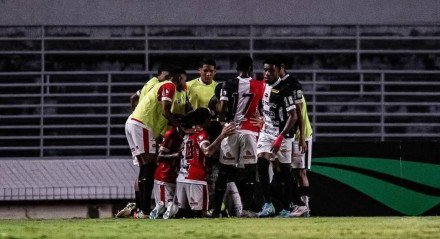 Comemoração dos jogadores do Ferroviário em um dos gols sobre o CRB