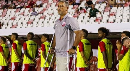Marquinhos Santos, técnico do Náutico, de muletas na beira do campo em jogo nos Aflitos