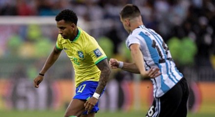 Rodrygo com a posse de bola em Brasil x Argentina