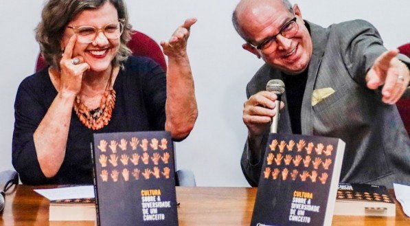No lançamento do livro "Cultura: sobre a diversidade de um conceito", da Cepe, no Museu do Estado, a senadora Teresa Leitão, que tem assina um texto na obra e seu organizador, Flávio Brayner