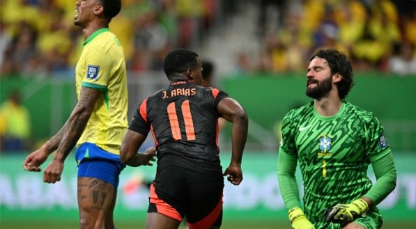 Imagem de Alisson lamentando gol da Col&ocirc;mbia contra o Brasil