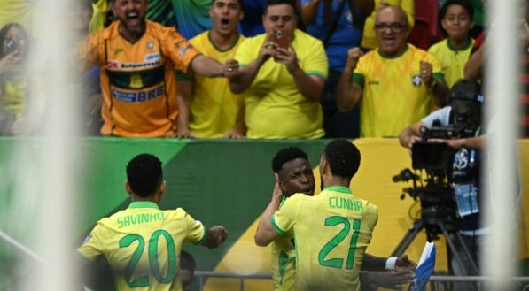 Imagem de Vinicius Júnior celebrando gol pelo Brasil perto da torcida