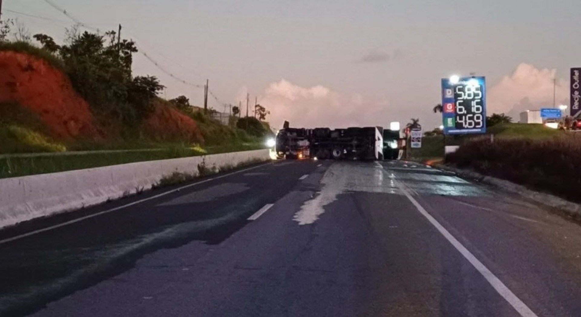 Motorista de caminhão tanque perde controle de direção, tomba veículo e interdita BR-232 no Grande Recife