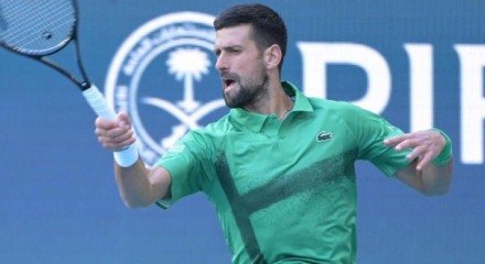 Sérvio derrotou argentino Carabelli com problemas no segundo set na quadra central