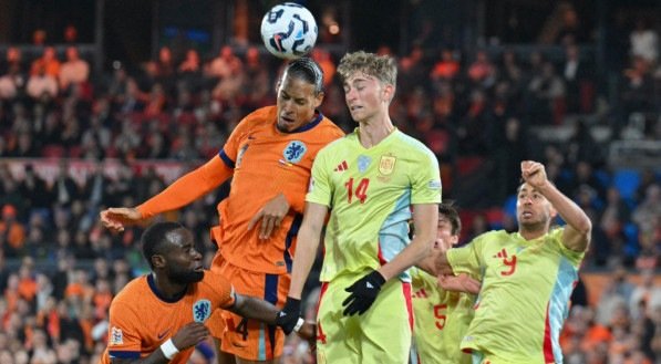 Van Dijk em disputa de bola em Espanha x Holanda