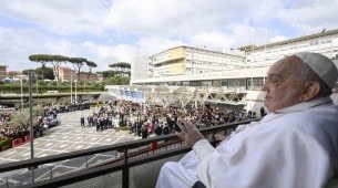 Papa Francisco recebeu alta hospitalar após mais de um mês internado