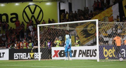 Goleiro compareceu a um evento esportivo durante o período. O fato aconteceu no domingo e o atleta já retornou aos treinos.