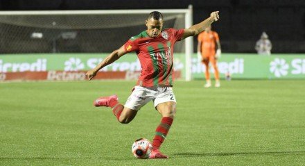 O jogador de 30 anos disputou o último Paulistão pela Lusa e deve assinar contrato de empréstimo com o Coxa até o fim da Série B do Brasileirão.