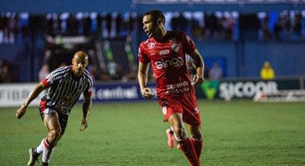 Em partida de ida da final do Campeonato Goiano, que teve atraso de 1h30, o Galo da Comarca se sobressaiu diante do Vila Nova no Estádio Jonas Duarte