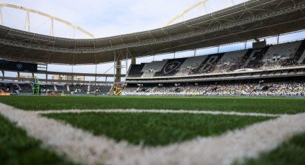 Com São Januário vetado por questões de segurança e o Maracanã fora dos planos, diretoria vascaína vê o Nilton Santos como a melhor opção para sediar o clássico.