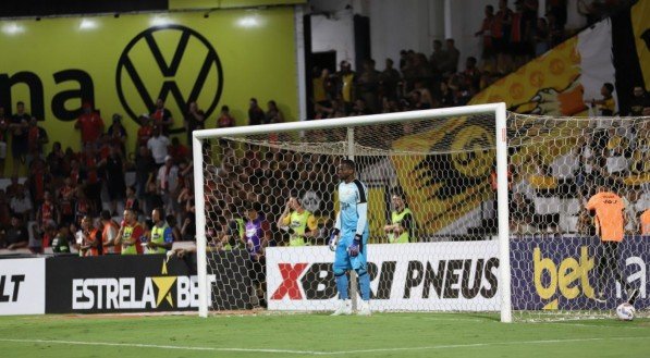 Goleiro compareceu a um evento esportivo durante o período. O fato aconteceu no domingo e o atleta já retornou aos treinos.
