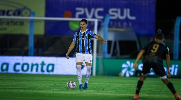 O jogador de 23 anos abre mão de permanecer no Grêmio para poder atuar em uma equipe em que receba mais minutos dentro de campo.