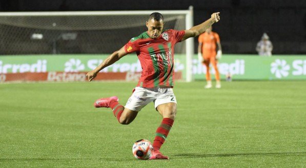 O jogador de 30 anos disputou o último Paulistão pela Lusa e deve assinar contrato de empréstimo com o Coxa até o fim da Série B do Brasileirão.
