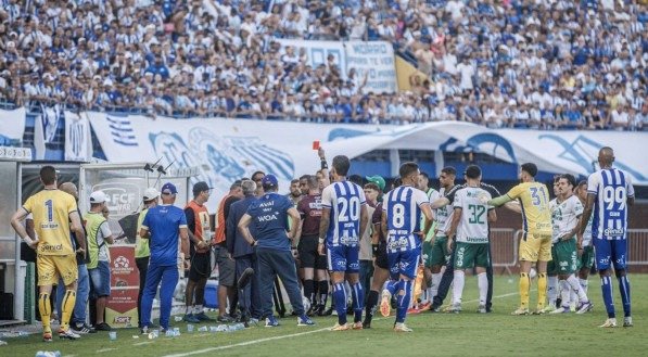 Final do estadual, disputada entre Avaí e Chapecoense contou com diversos momentos de confusão durante e depois da partida.