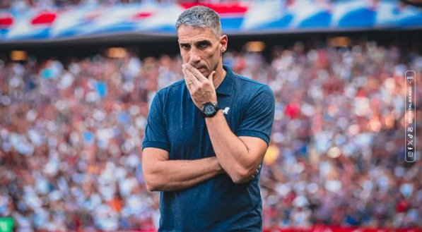 Treinador comenta sobre expulsões nos dois jogos da final e pediu apoio da torcida para reverter momento vivido pelo clube.