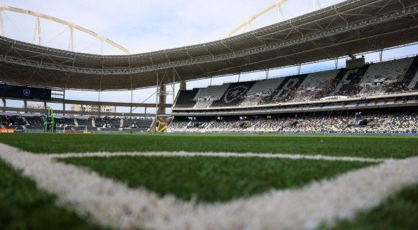 Com São Januário vetado por questões de segurança e o Maracanã fora dos planos, diretoria vascaína vê o Nilton Santos como a melhor opção para sediar o clássico.