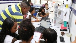 Professor Sebasti&atilde;o Vieira e os alunos da Escola Municipal Jaime Gon&ccedil;alves Bold