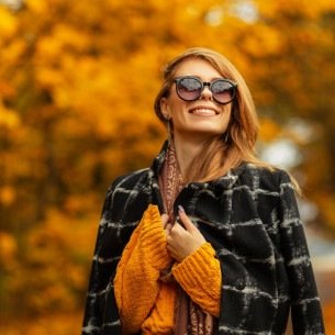Imagem ilustra mulher sorridente