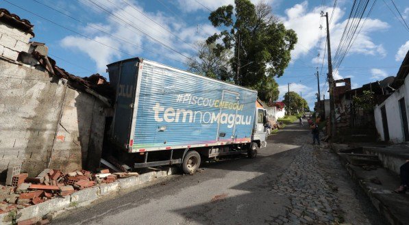 Equipes da Defesa Civil de Jaboatão dos Guararapes estiveram no local para avaliar a estrutura da residência