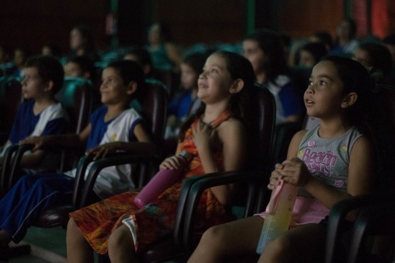 Meninas vendo um filme em uma sala de cinema