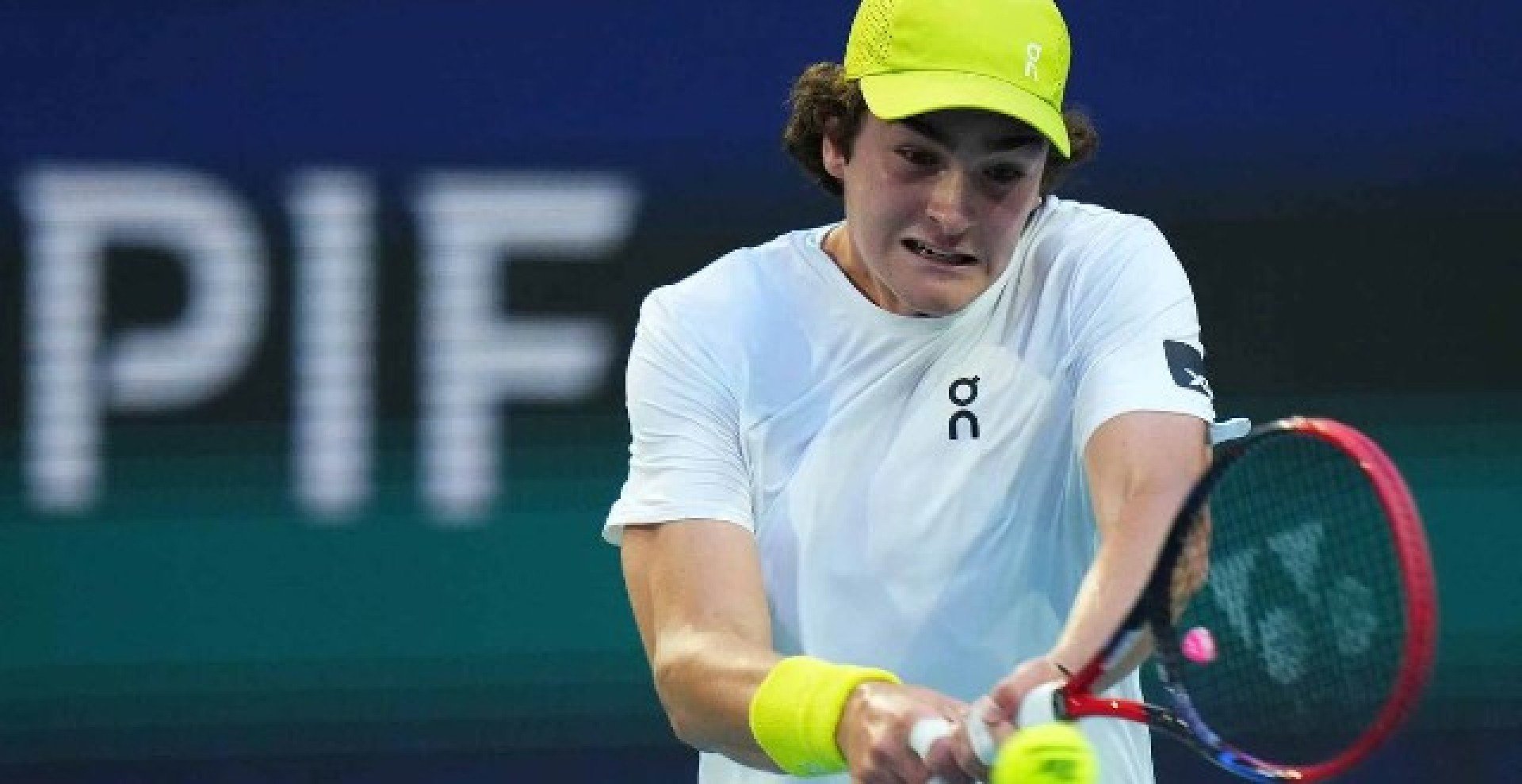 Fonseca conseguiu um contragolpe com um backhand que lembrou os movimentos característicos de Federer.