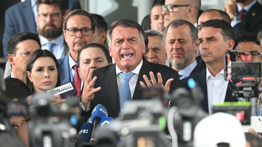 Jair Bolsonaro durante coletiva logo após decisão do STF que acatou denúncia contra o ex-presidente e outros sete 