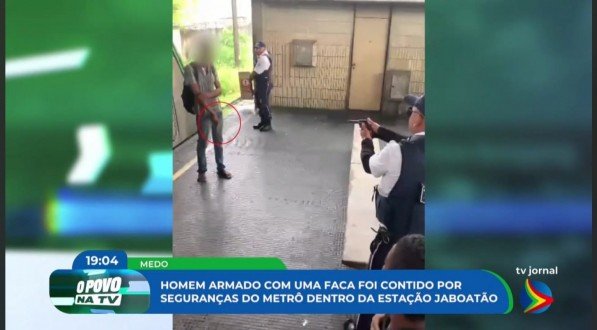 Imagem de homem portando faca no metrô do Recife