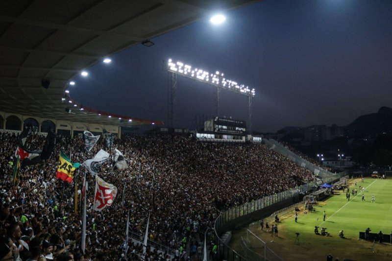 Torcida presente no estádio de São Januário, no Rio de Janeiro