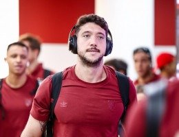 Imagem do goleiro Caíque França na chegada da delegação do Sport ao Morumbis