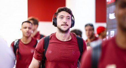 Imagem do goleiro Caíque França na chegada da delegação do Sport ao Morumbis